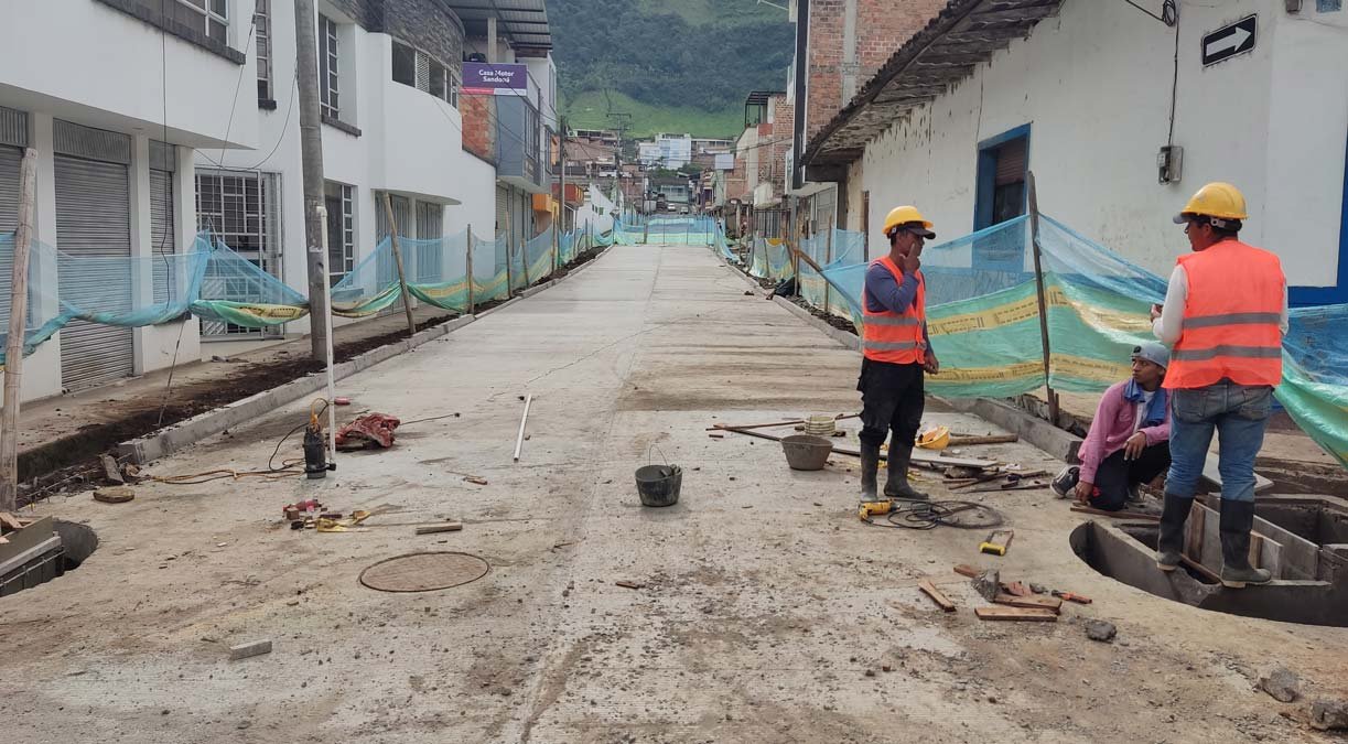 Avanza la pavimentación de calles aledañas al Hospital Clarita Santos