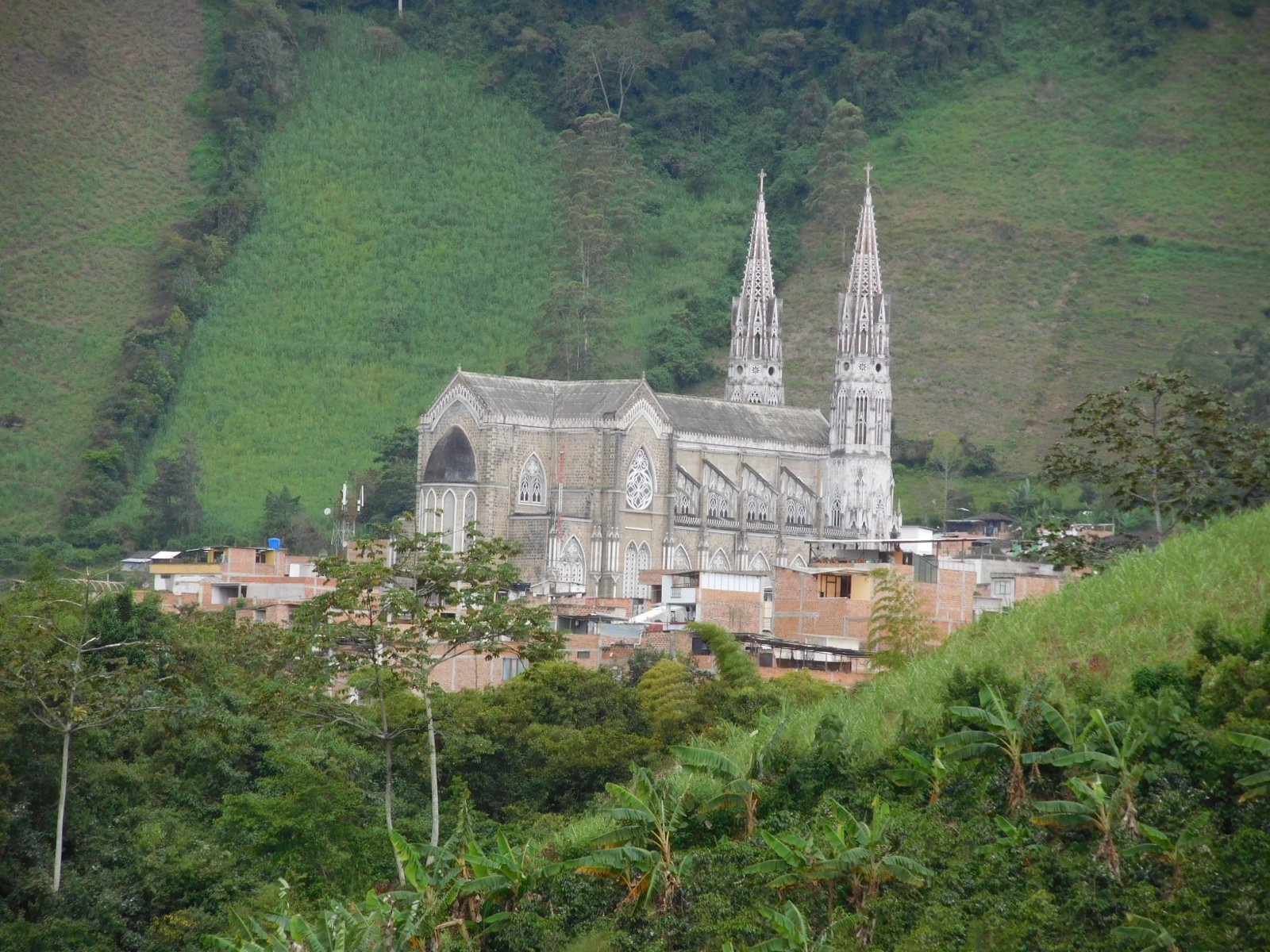 Basílica Nuestra Señora Del Rosario Desde El Barrio Porvenir ...