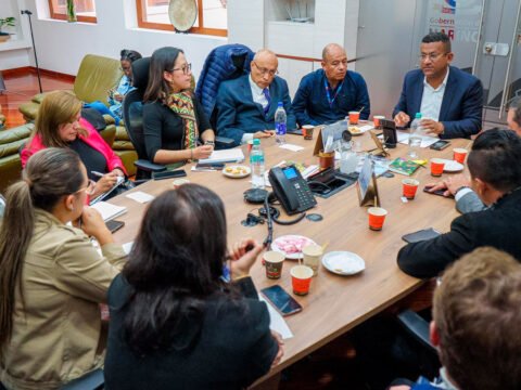 Reunión para construir centro de convenciones