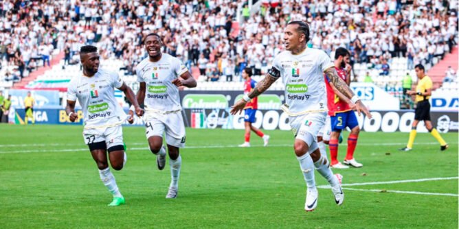 Partido de fútbol entre Once Caldas y Deportivo Pasto