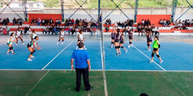 Partido de voleibol femenino