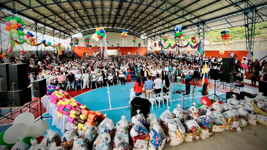 Encuentro municipal del adulto mayor en el coliseo cubierto Gerardo Arcos Meza