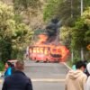 Bus incinerado en la Universidad de Nariño, sector de Torobajo