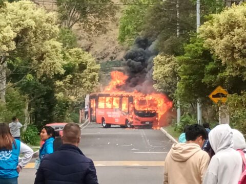 Bus incinerado en la Universidad de Nariño, sector de Torobajo