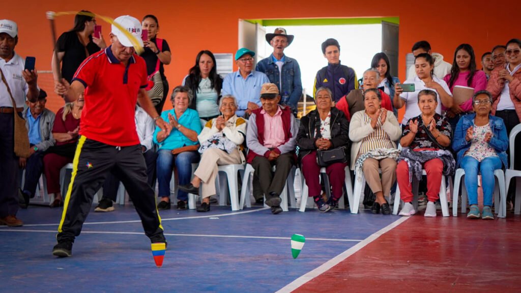 Adulto mayor juega con un cuspe en el encuentro departamental del adulto mayor, realizado en Sandoná