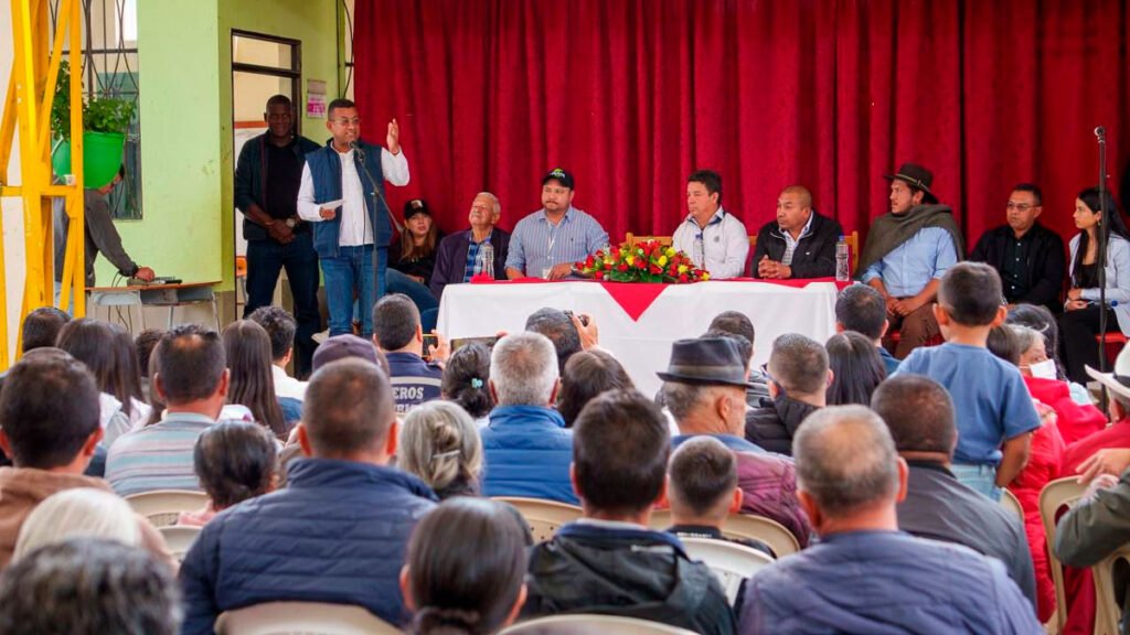 El gobernador de Nariño, Luis Alfonso Escobar, anuncia inversiones en vías de La Cruz