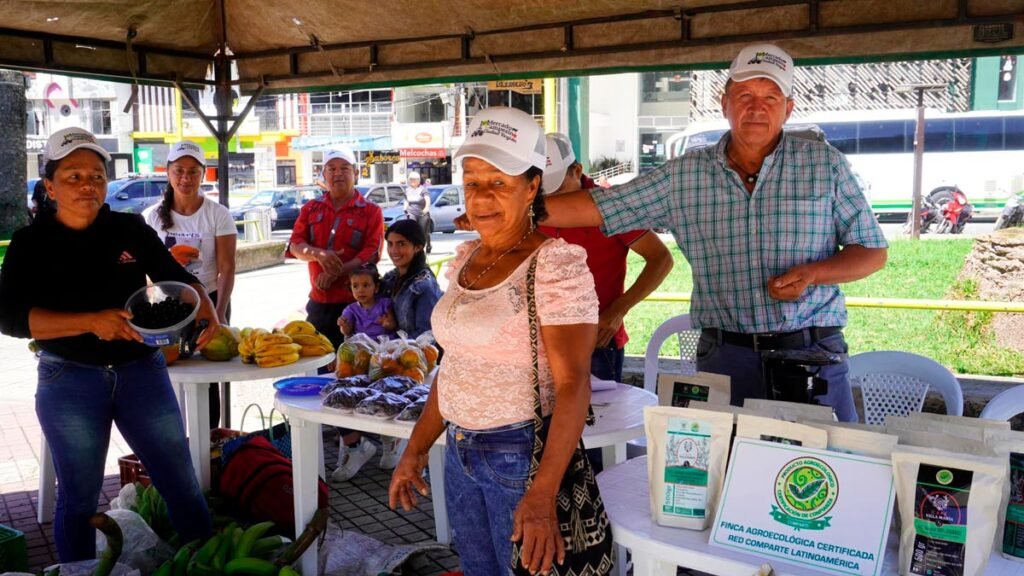 Participantes en el mercado campesino en Sandoná