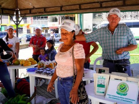 Participantes en el mercado campesino en Sandoná