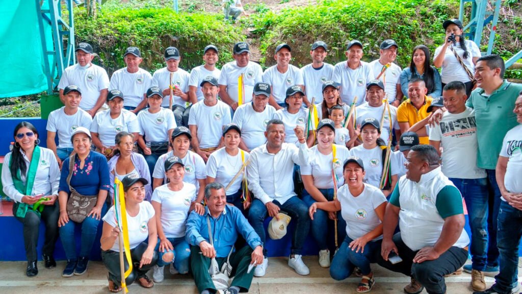 Moradores de Turupamba, Samaniego con el gobernador de Nariño, Luis Alfonso Escobar
