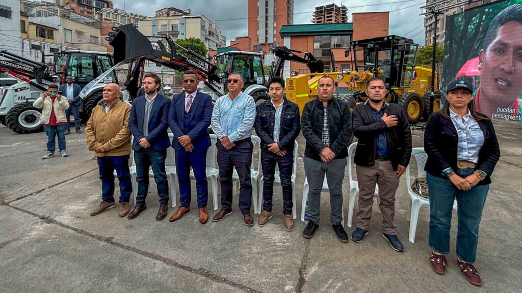 Entrega de maquinaria a Abades y Guambuyaco