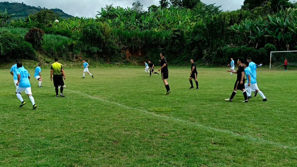 Partido del campeonato de colonias en la cancha de El Ingenio