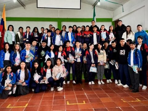 Entrega de kits escolares en sandoná