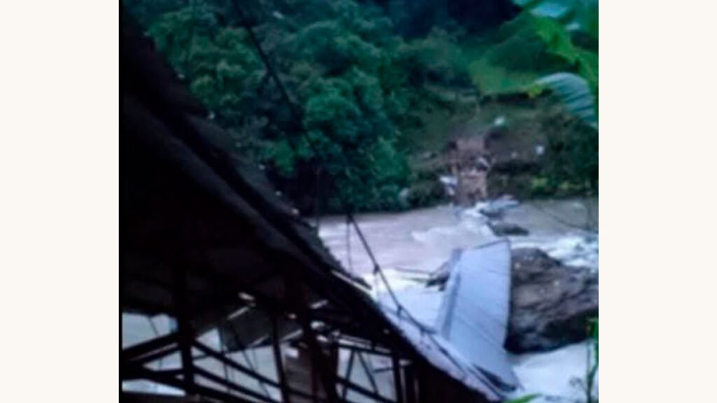 Puente derribado en la frontera de Colombia y Ecuador