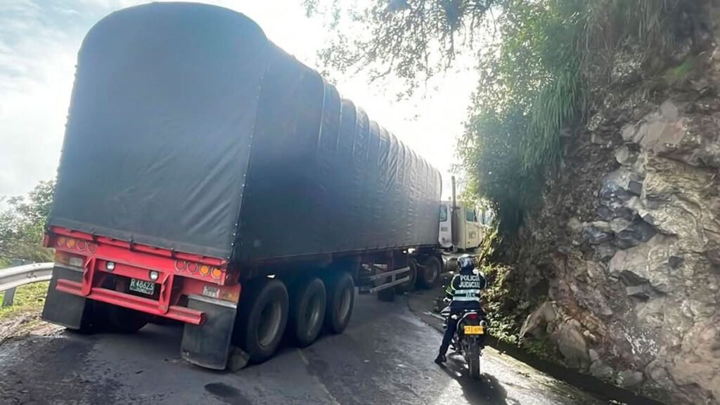 Tractomula bloqueó la vía Circunvalar Galeras en la Nariz del Diablo