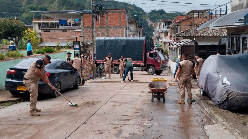 Limpieza de las calles inundadas de San Pablo, Nariño