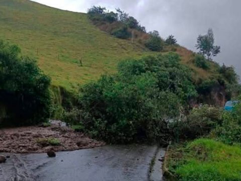 Deslizamiento en una vía de Puerres