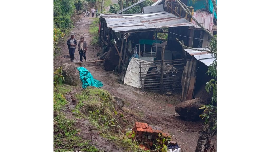Rocas de gran dimensión afectaron dos viviendas del barrio San Francisco, Sandoná