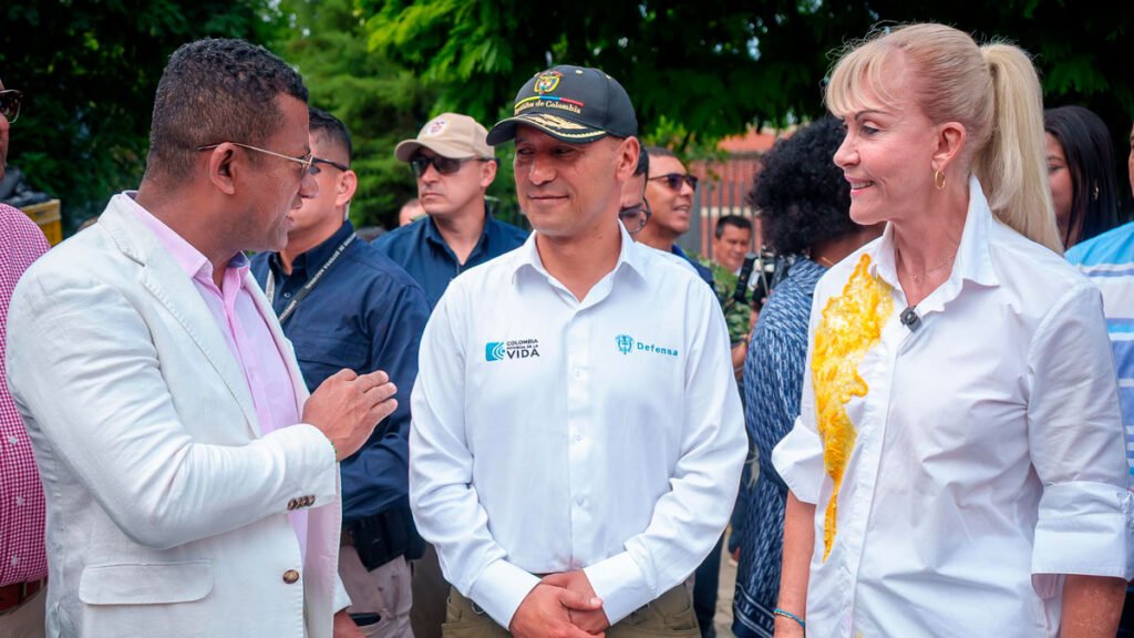 Gobernador de Nariño en la Cumbre de gobernadores del Pacífico con el ministro de Defensa y la gobernadora del Valle