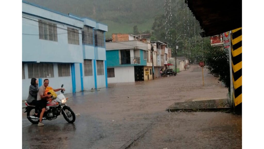 Inundación en la calle 12 con carrera 4