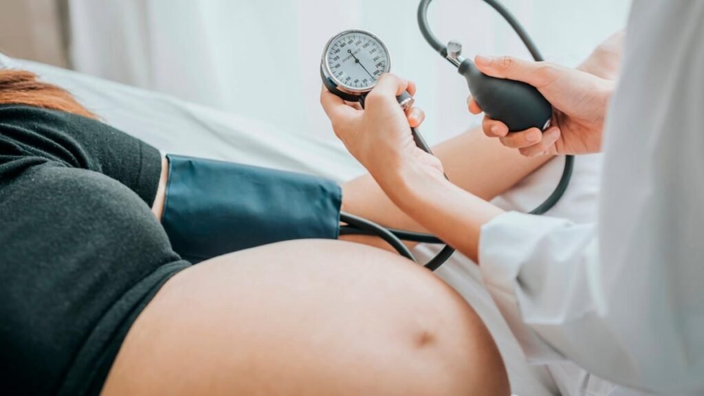 mujer embarazada en control