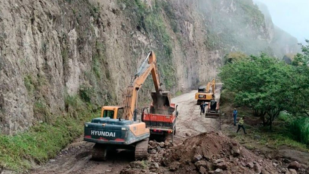 Remoción de material en Cano Bajo, en la vía Panamericana