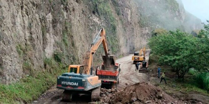 Remoción de material en Cano Bajo, en la vía Panamericana