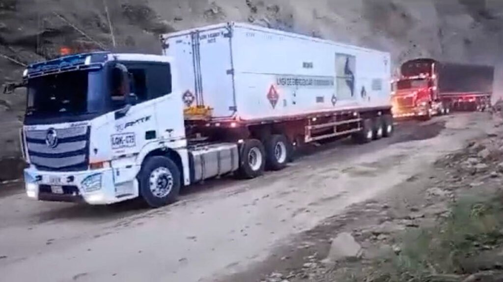 Tractomulas y camiones cruzaron sector de Cano Bajo