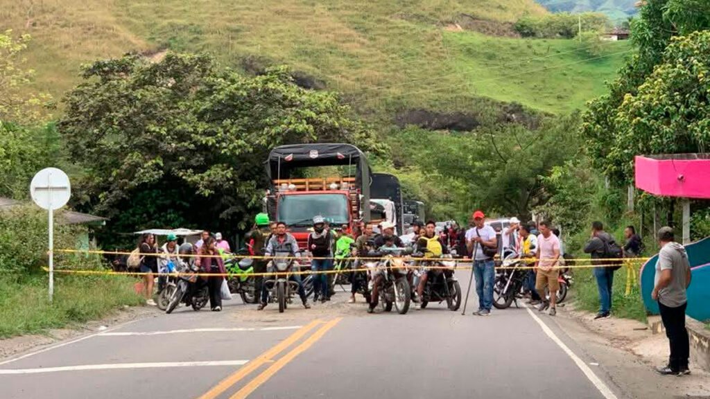 Comunidad de Arboleda mantiene bloqueo en la vía Buesaco – El Empate