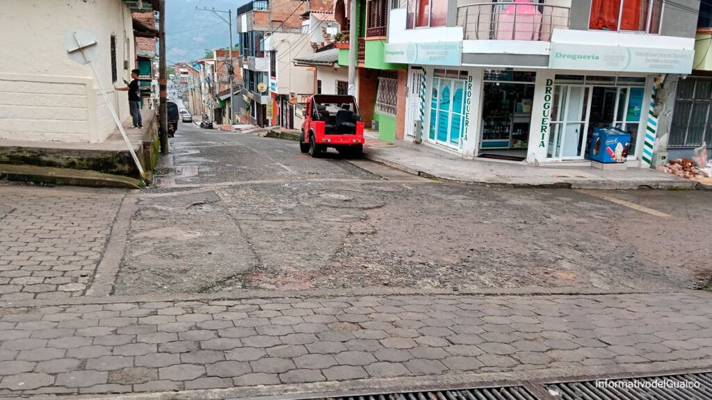 Dificultades en el tránsito en la carrera 3 con calle 8 en Sandoná