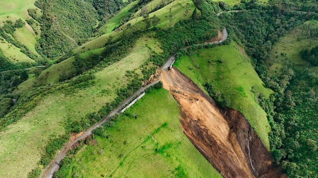 Deslizamiento en Pazisara, vía San Rafael - Plazuelas, La Cruz