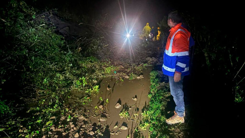 Deslizamiento de tierra en el sector Guasil de la vía Túquerres - Samaniego