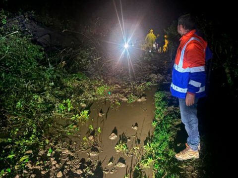 Deslizamiento de tierra en el sector Guasil de la vía Túquerres - Samaniego