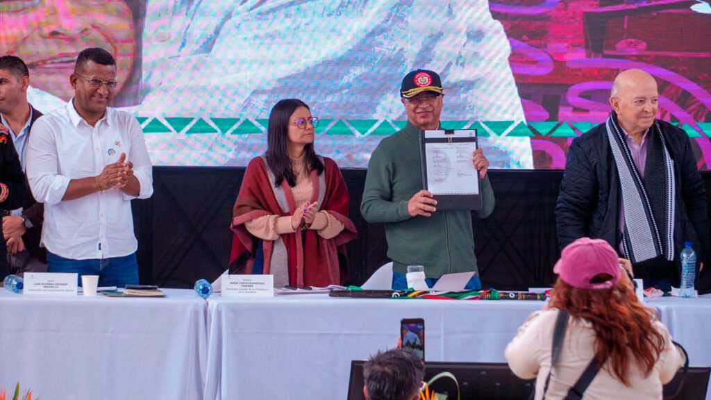 Firma de dos acuerdos entre el Gobierno y el Grupo de Comuneros del Su