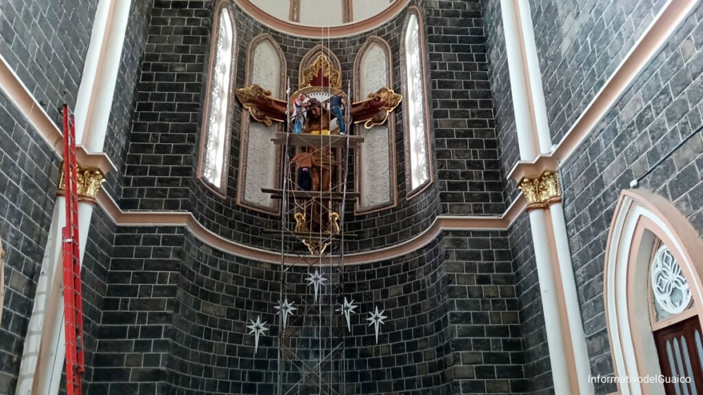 Limpieza de la imagen del Señor de los Milagros o Cristo del Perdón, de Sandoná