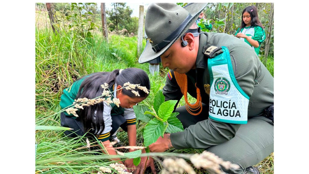 Policía y comunidad siembran árboles en Ipiales
