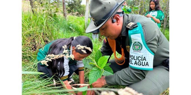 Policía y comunidad siembran árboles en Ipiales