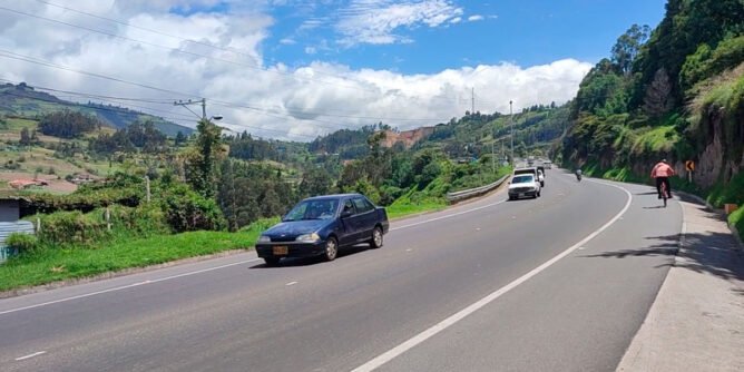 Vehículos en una vía de Nariño