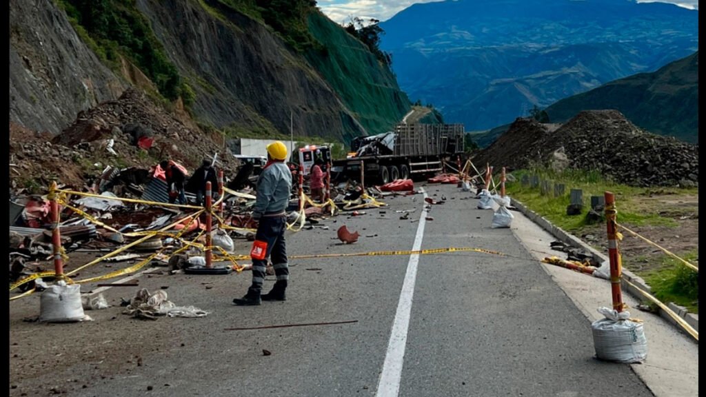Accidente de una tractomula en la vía Panamericana entrada a Iles