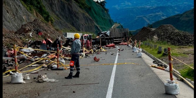 Accidente de una tractomula en la vía Panamericana entrada a Iles