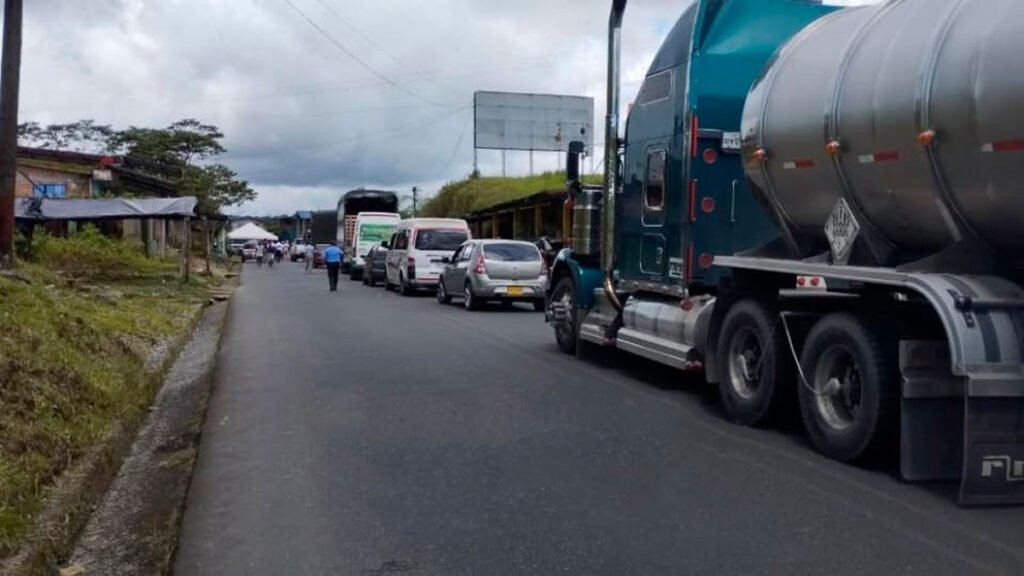 Bloqueo en el sector de El Diviso en la vía Tumaco - Junín