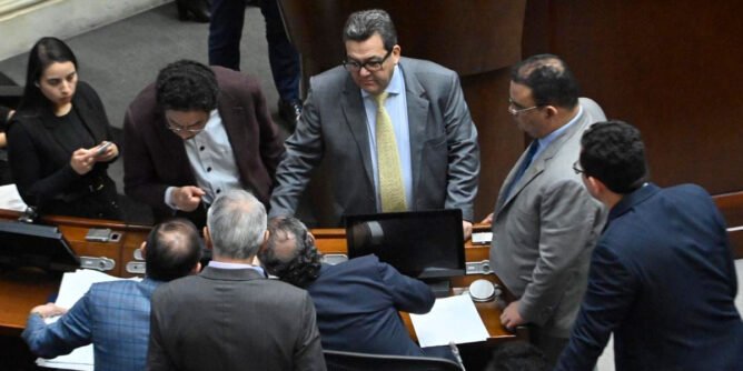 Debate sobre reforma laboral y consulta popular en el Senado