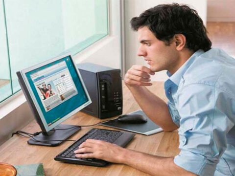 Emprendedor frente al computador