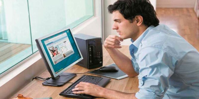 Emprendedor frente al computador