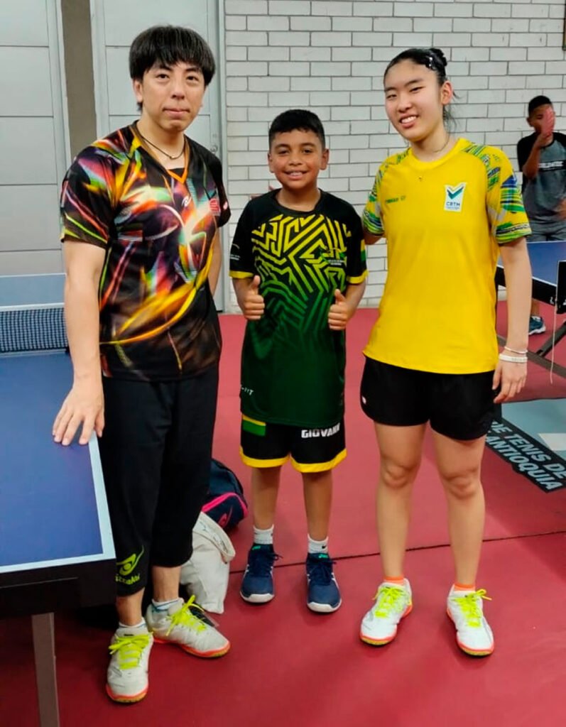 Giovanny Andrés Londoño con deportistas asiáticos