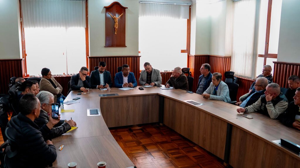 Gobernador se reunión con alcalde y líderes de La Cruz