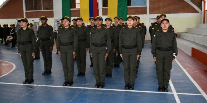 Juramento de bandera de auxiliares de Policía en Iles