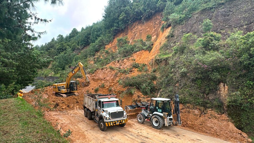 Remoción de material en el par vial Alto de Daza Nariño