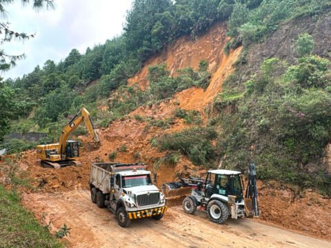 Remoción de material en el par vial Alto de Daza Nariño
