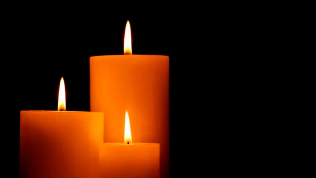 Velas encendidas símbolo de memoria y dignidad
