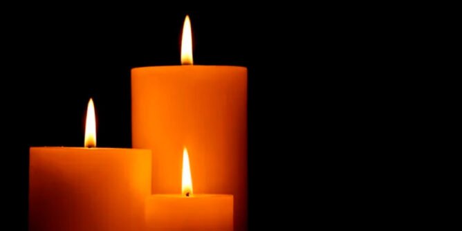 Velas encendidas símbolo de memoria y dignidad